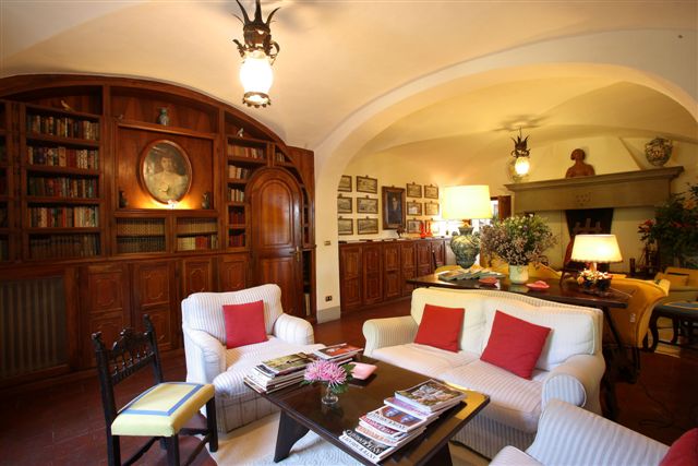 A  lounge, Villa le Barone, a country house hotel in Chianti