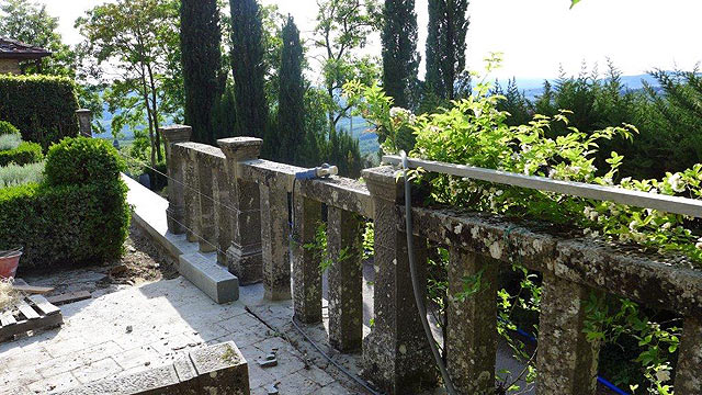 Villa le Barone : restauration of the balustrade in "Pietra serena" 