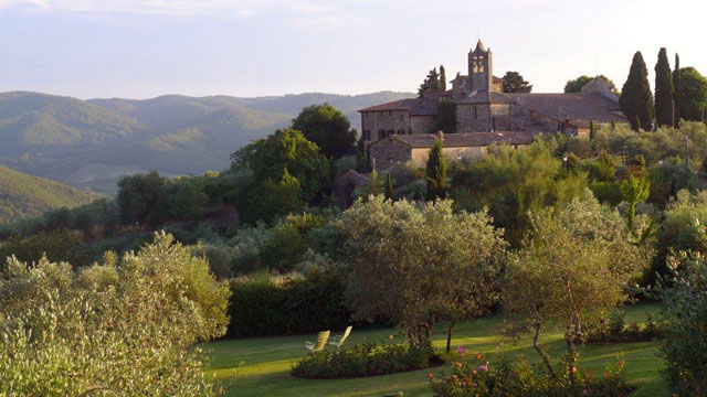 Villa le Barone : view on the Pieve di San Leolino 
