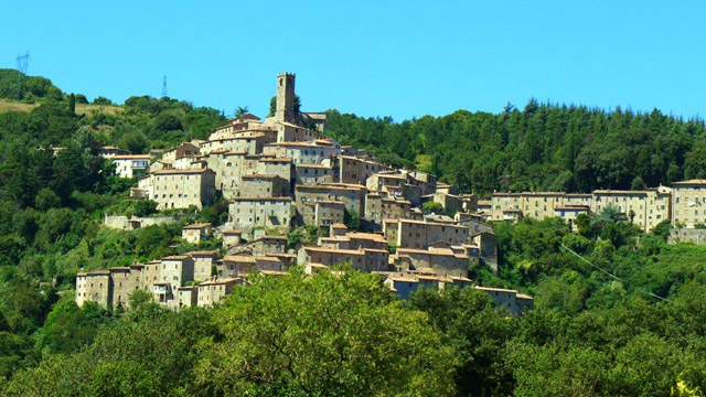 Hilltop medieval village in Upper Maremma: Castelnuovo di VDC 