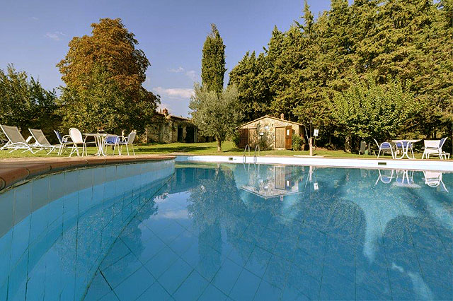 The pool at Villa le Barone in Chianti , Italie 