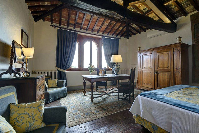 Villa le Barone: the Tower historic room , loved by honeymooners 