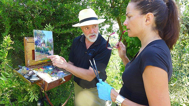 Oil painting workshop in Tuscany: Andrew Lattimore is commenting  participant's work 