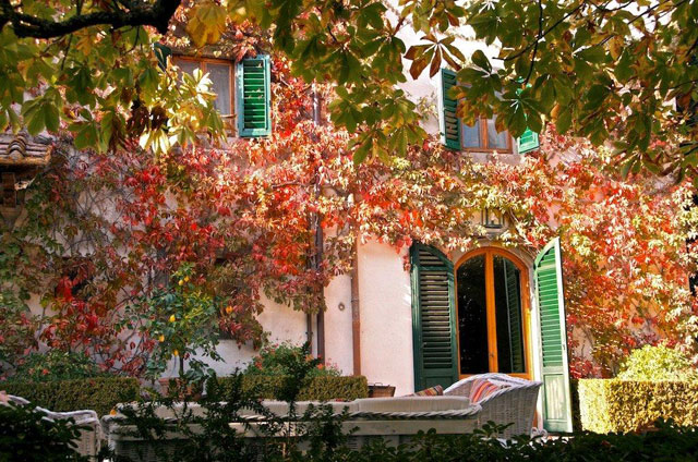 Villa le Barone autumn colors 