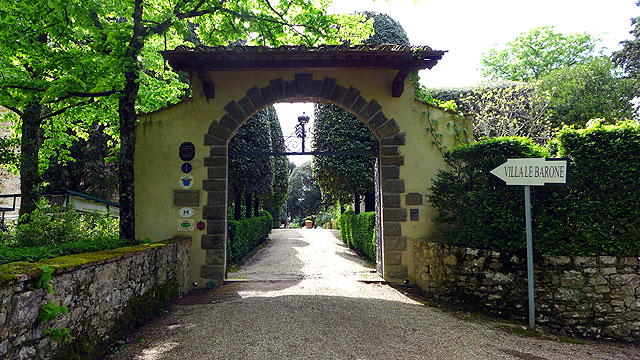 Villa le Barone's entrance in spring 